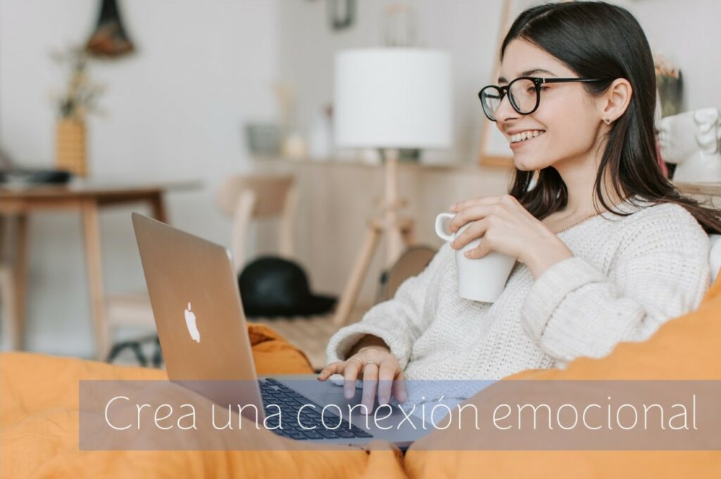 Mujer disfrutando la lectura de un contenido.